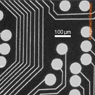 Photomaske Chrom auf Glas mit Strukturen im Bereich von 5 µm.