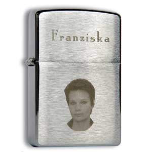 On a brushed stainless steel surface, the laser pulses disrupt the structure, producing a light to dark gray color depending on the density of the pulses. In this way, photos can also be transferred to the material surface.