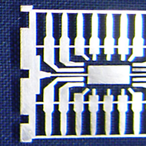 Derart feine Schnitte in Edelstahl oder Tantal mit Stegbreiten von 50 µm sind sogar mit modifizierten Ausrüstungen unserer Beschriftungsanlagen möglich.